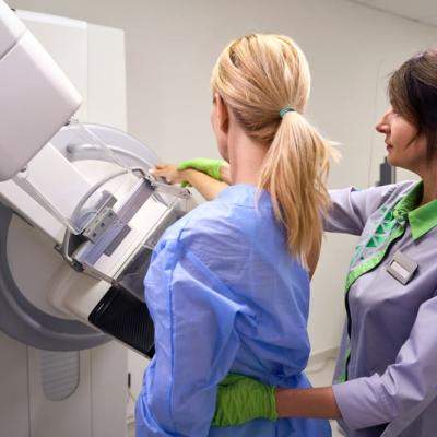 Cum te pregătești fizic și emoțional pentru prima ta mamografie?