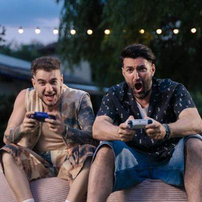 Smiley și Theo Zeciu lansează VTM, piesa-trofeu de 1,5 milioane de abonați